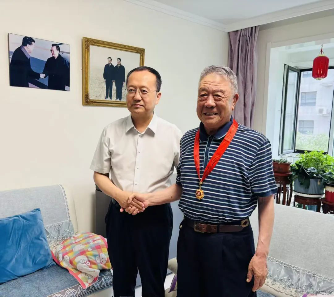 金章映初心  温情系桑榆——伟德体育走访慰问“光荣在党50年”老党员